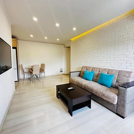Suite Apartment On Pushkin Street 耶烈万 外观 照片