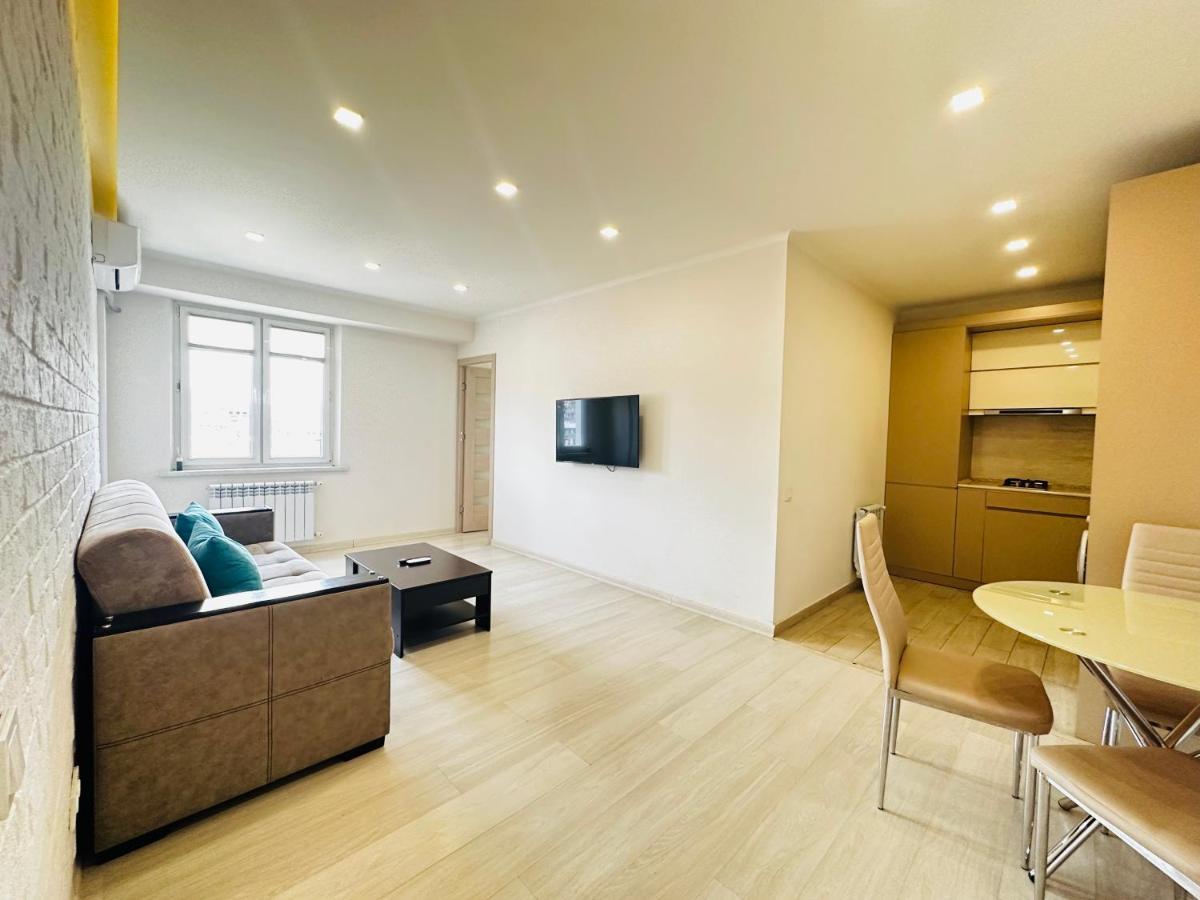 Suite Apartment On Pushkin Street 耶烈万 外观 照片