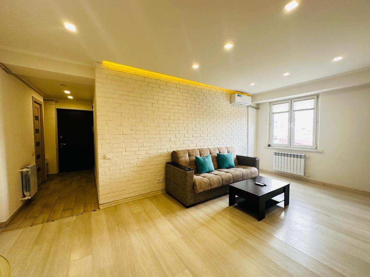 Suite Apartment On Pushkin Street 耶烈万 外观 照片