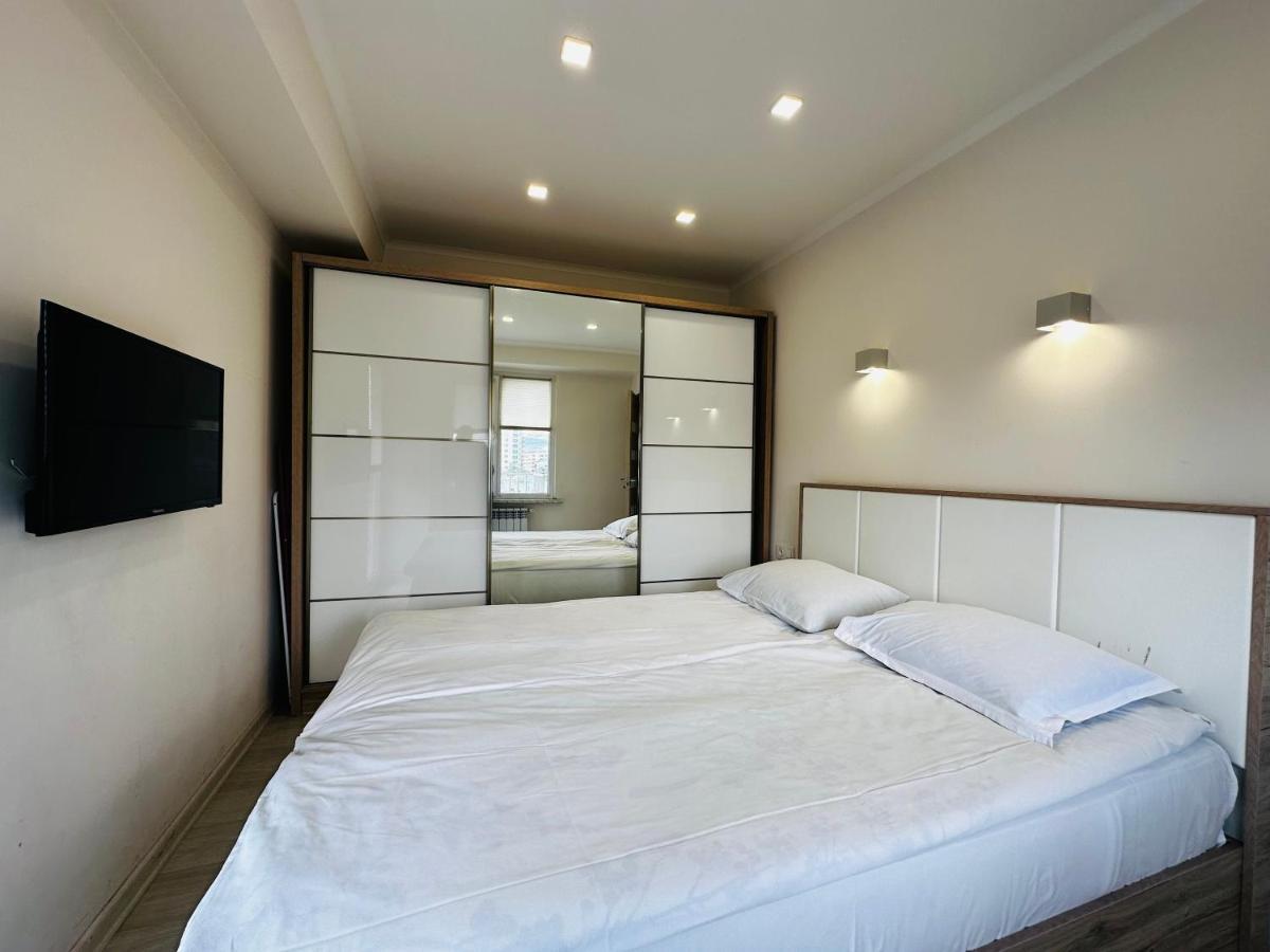 Suite Apartment On Pushkin Street 耶烈万 外观 照片