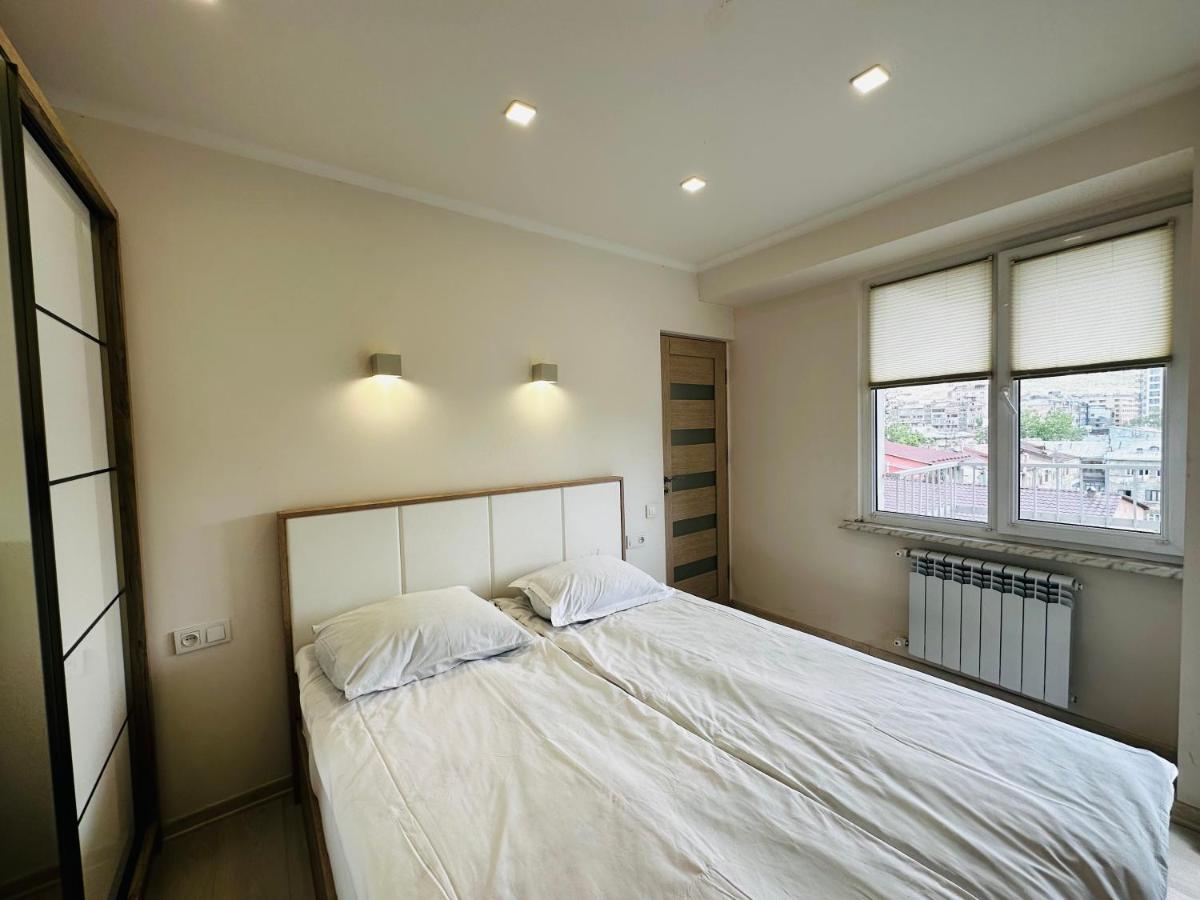 Suite Apartment On Pushkin Street 耶烈万 外观 照片