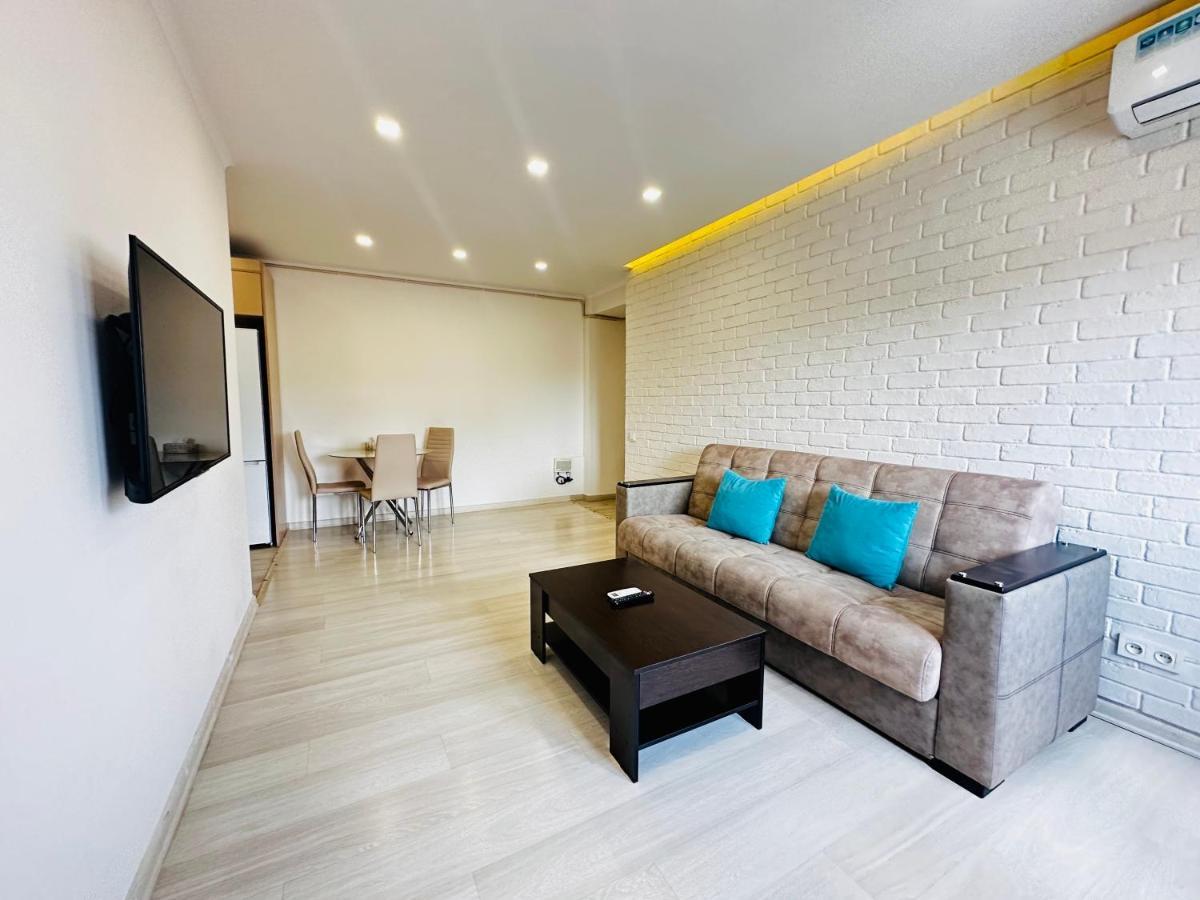 Suite Apartment On Pushkin Street 耶烈万 外观 照片